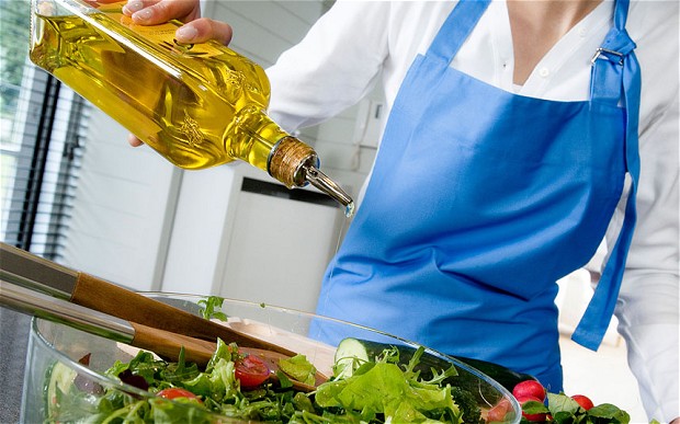 Olive oil muri salade