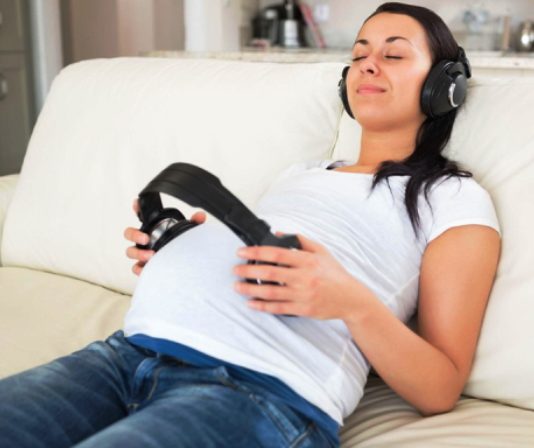 Akamaro ko kumva umuziki ku mugore utwite umuziki ku mugore utwite
